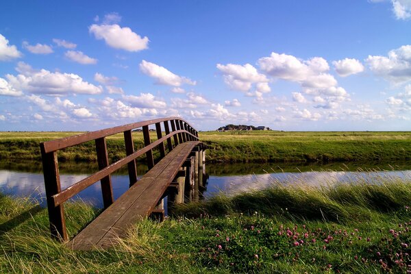 Bonne journée avec de beaux nuages et une rivière tranquille