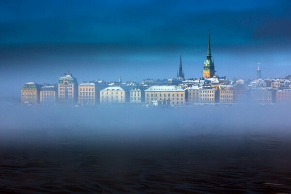 La ville dans le brouillard et les toits visibles