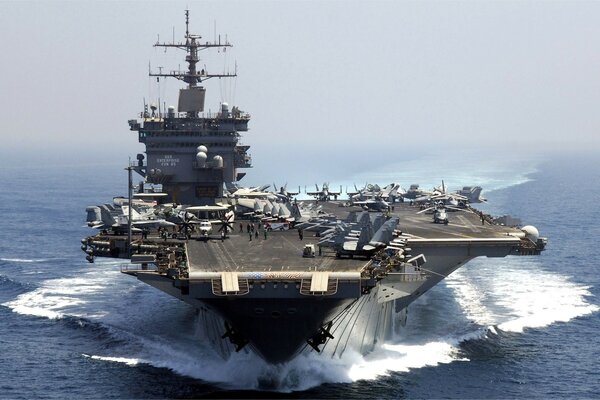 Photo d un porte-avions en mer avec des avions