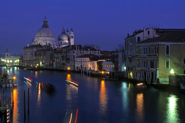 Venise grand canal nuit lumières eau réflexion