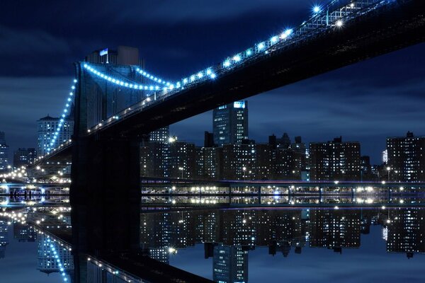 Pont sur fond de lumières de nuit de la ville