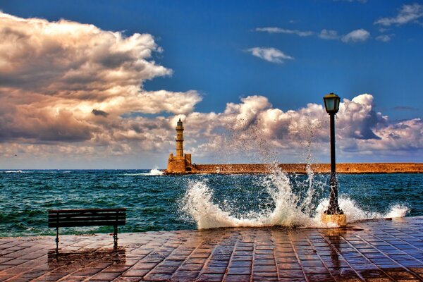 Surf marin avec un beau phare