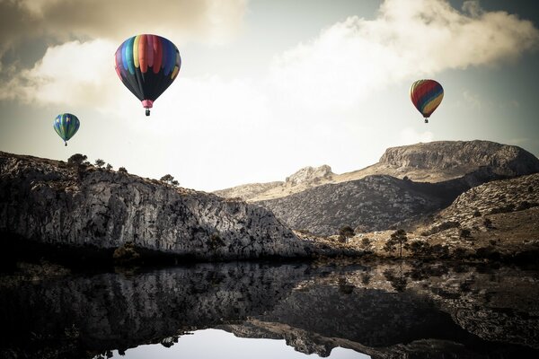 Ballons sur fond de montagnes
