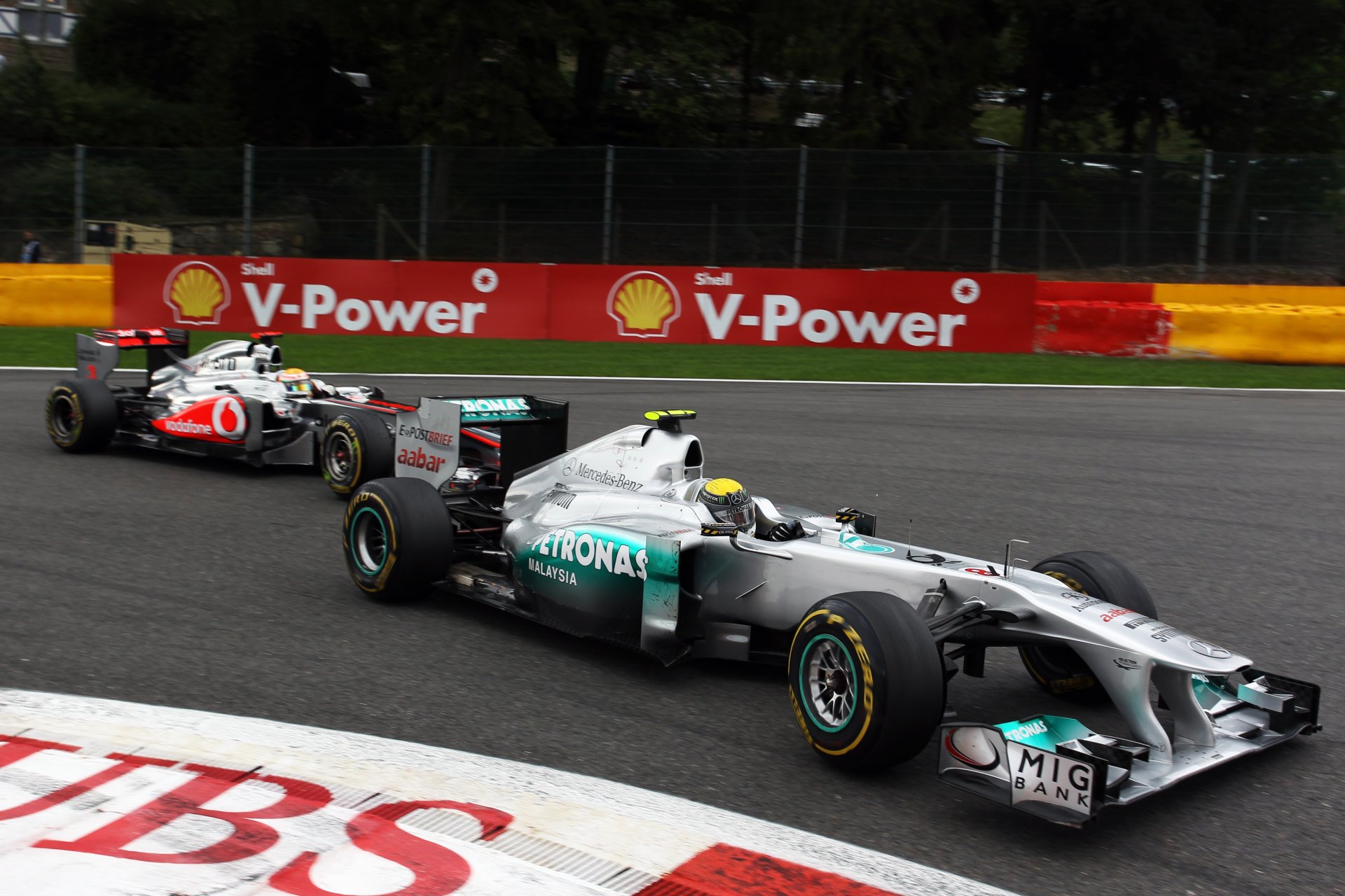 formule formule un f1 2011 mercedes nico rosberg mclaren lewis hamilton formule 1 f1 mercedes mclaren lewis hamilton coureur pilote course piste virage bataille lutte