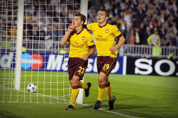 Footballeur Arshavin en uniforme jaune sur le terrain