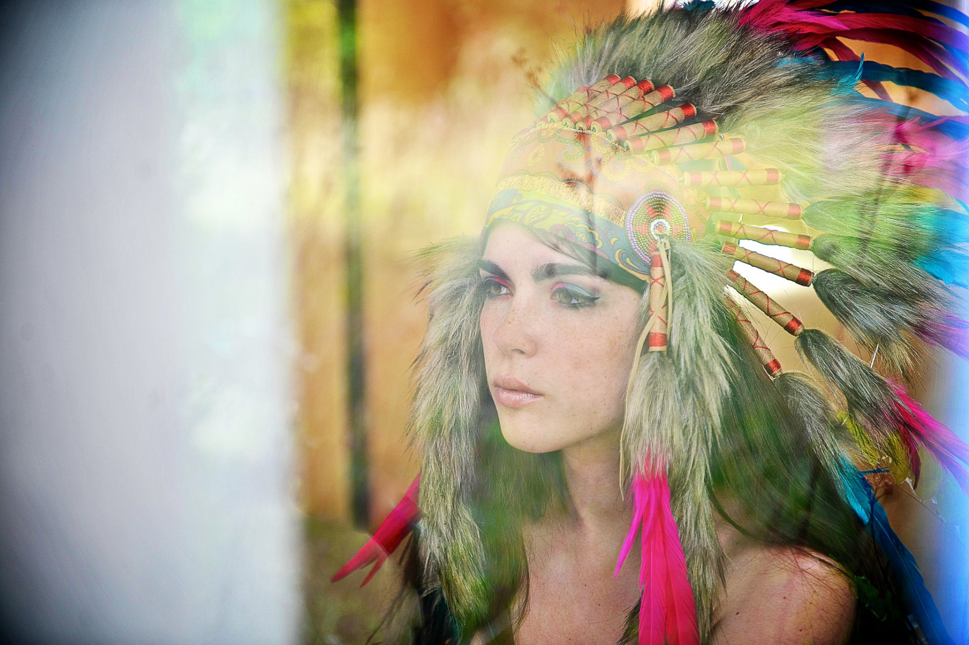 fille visage regard coiffe plumes flou