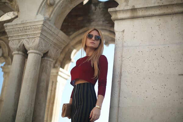 Fille avec des lunettes et une jupe