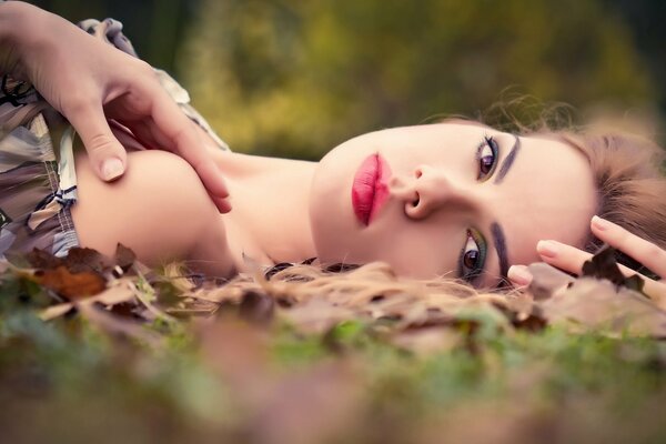 Fille avec maquillage sur la nature en automne