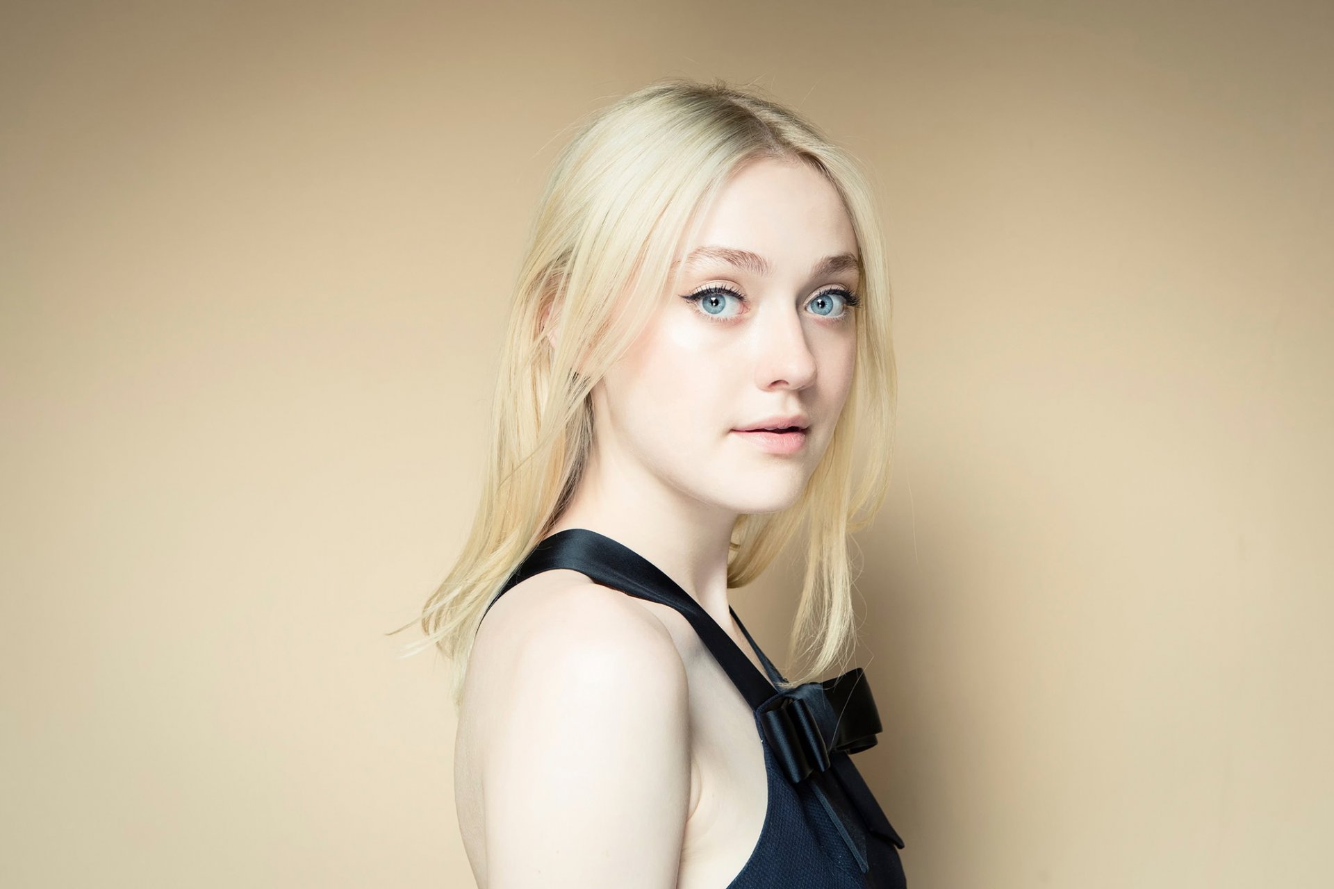 dakota fanning séance photo pour le film mouvements de nuit mouvements de nuit mostra de venise