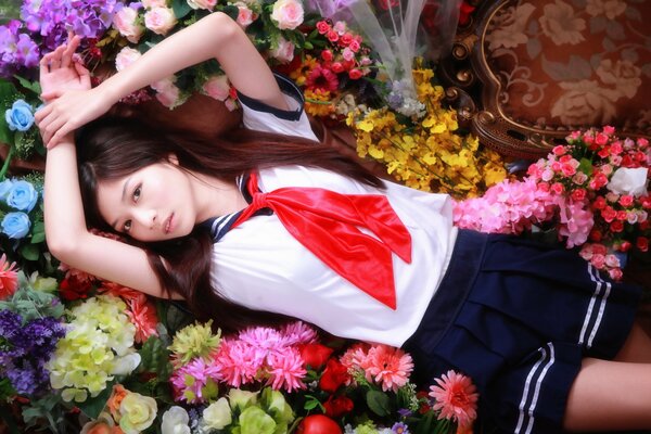 Fille asiatique se trouve dans les fleurs