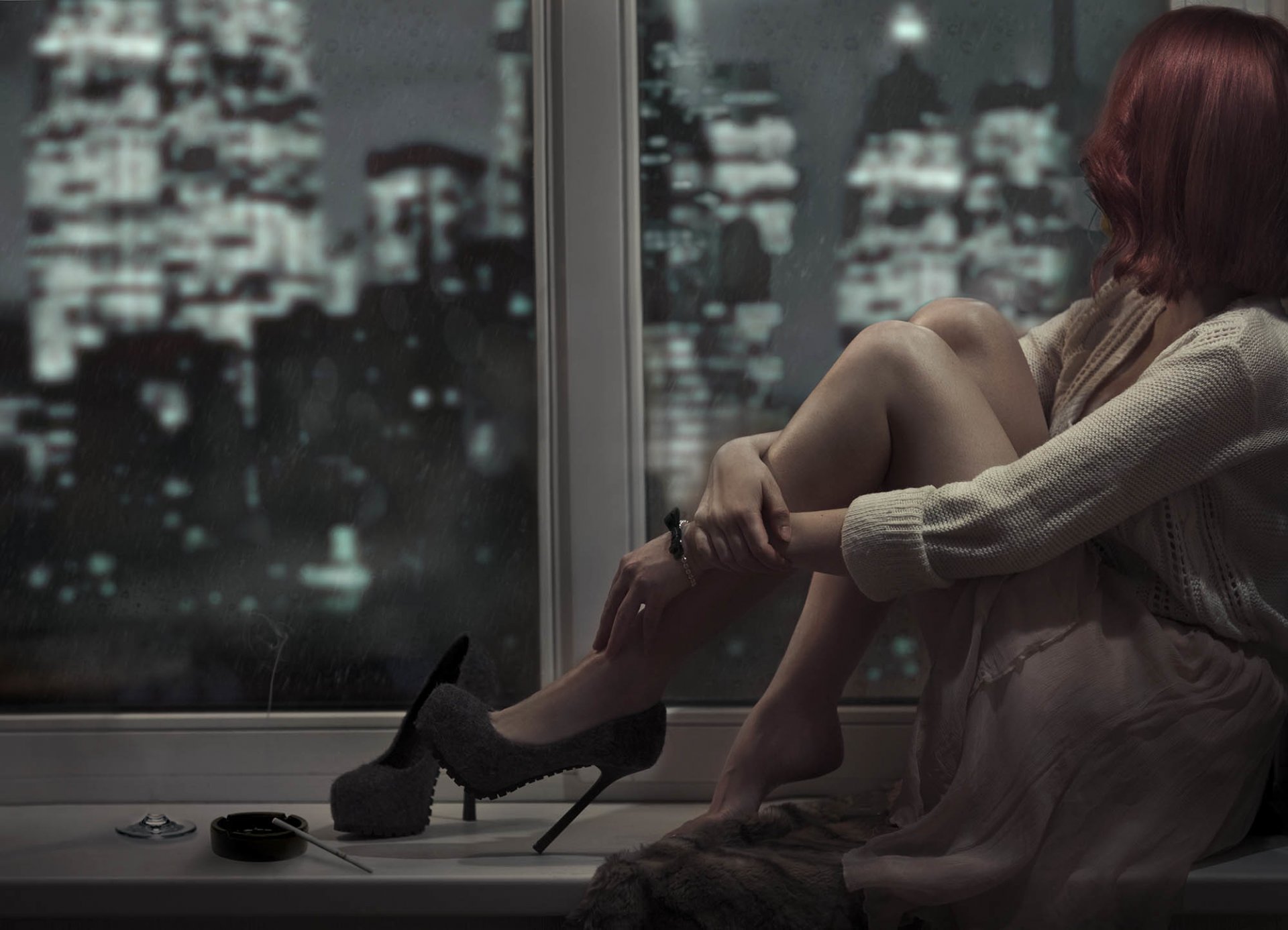 fille brune fenêtre chaussures cendrier crépuscule tristesse