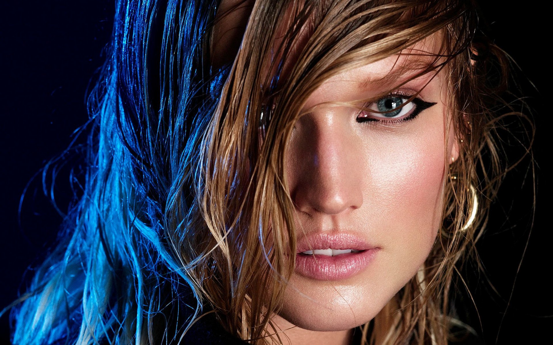 tony garrn modèle look yeux cheveux mouillés fond sombre