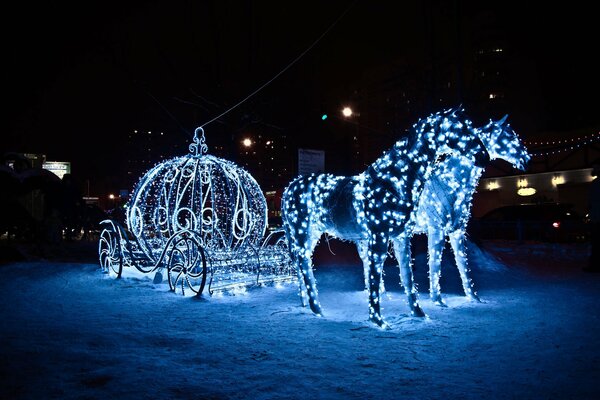 Décorations de Noël dans la ville de guirlandes