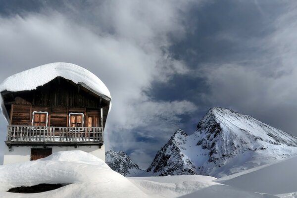 Maison dans les montagnes. Neige. montagnarde