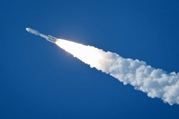 Une fusée au lancement s envole dans l espace