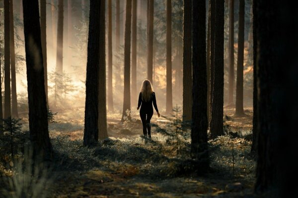 Fille dans la forêt. brouillard dans le plus souvent