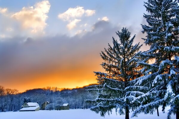 Coucher de soleil orange en hiver dans les montagnes