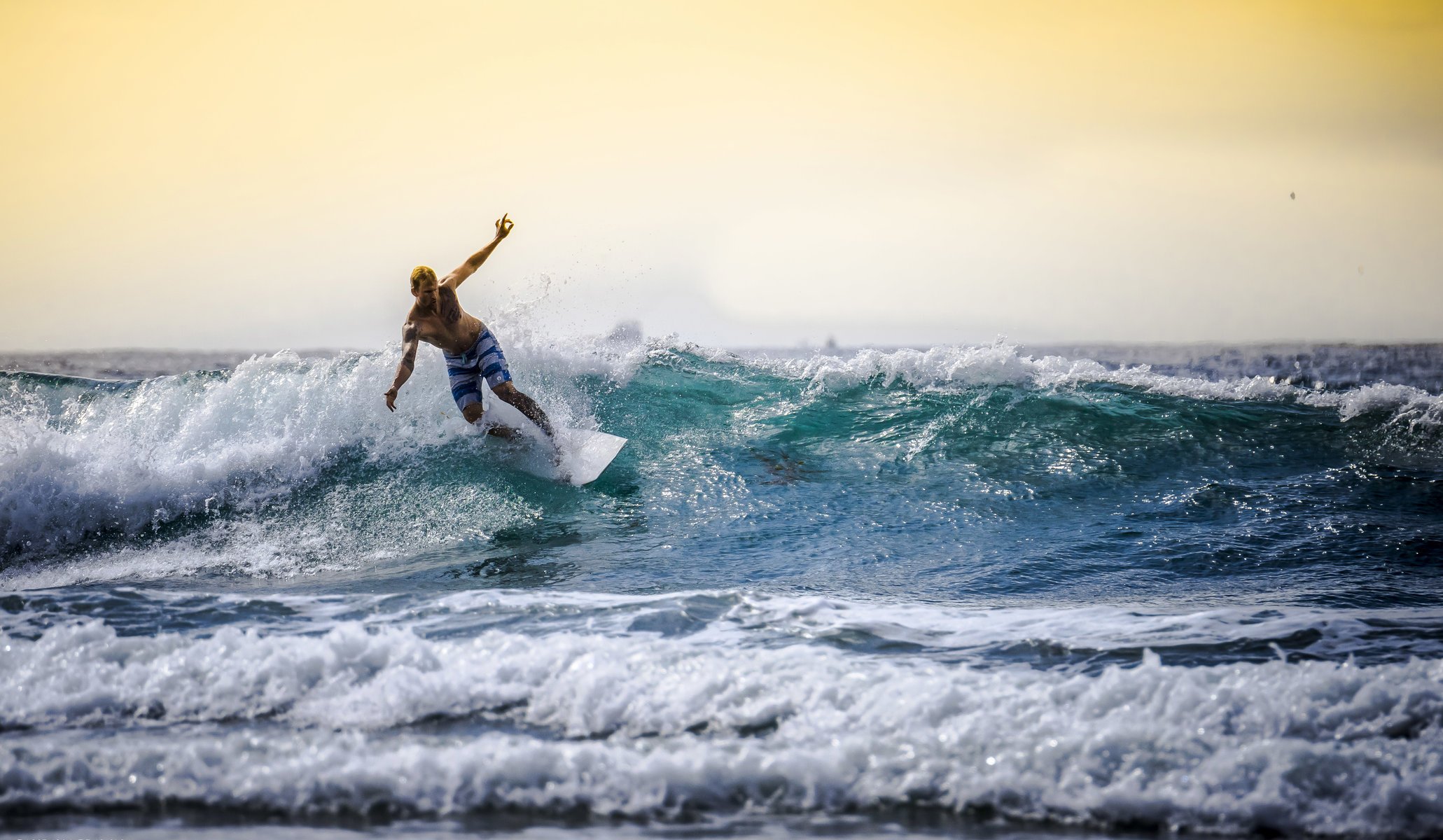 surfeur surf planche de surf mer vagues horizon ciel