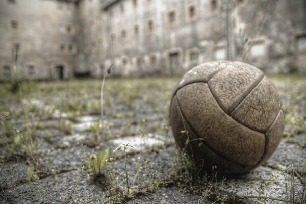 Balle oubliée dans une cour abandonnée