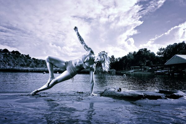 Filles d yoga sur la surface de l eau