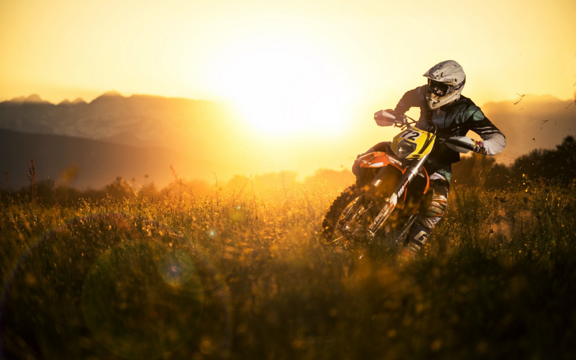 moto coucher de soleil champ sport