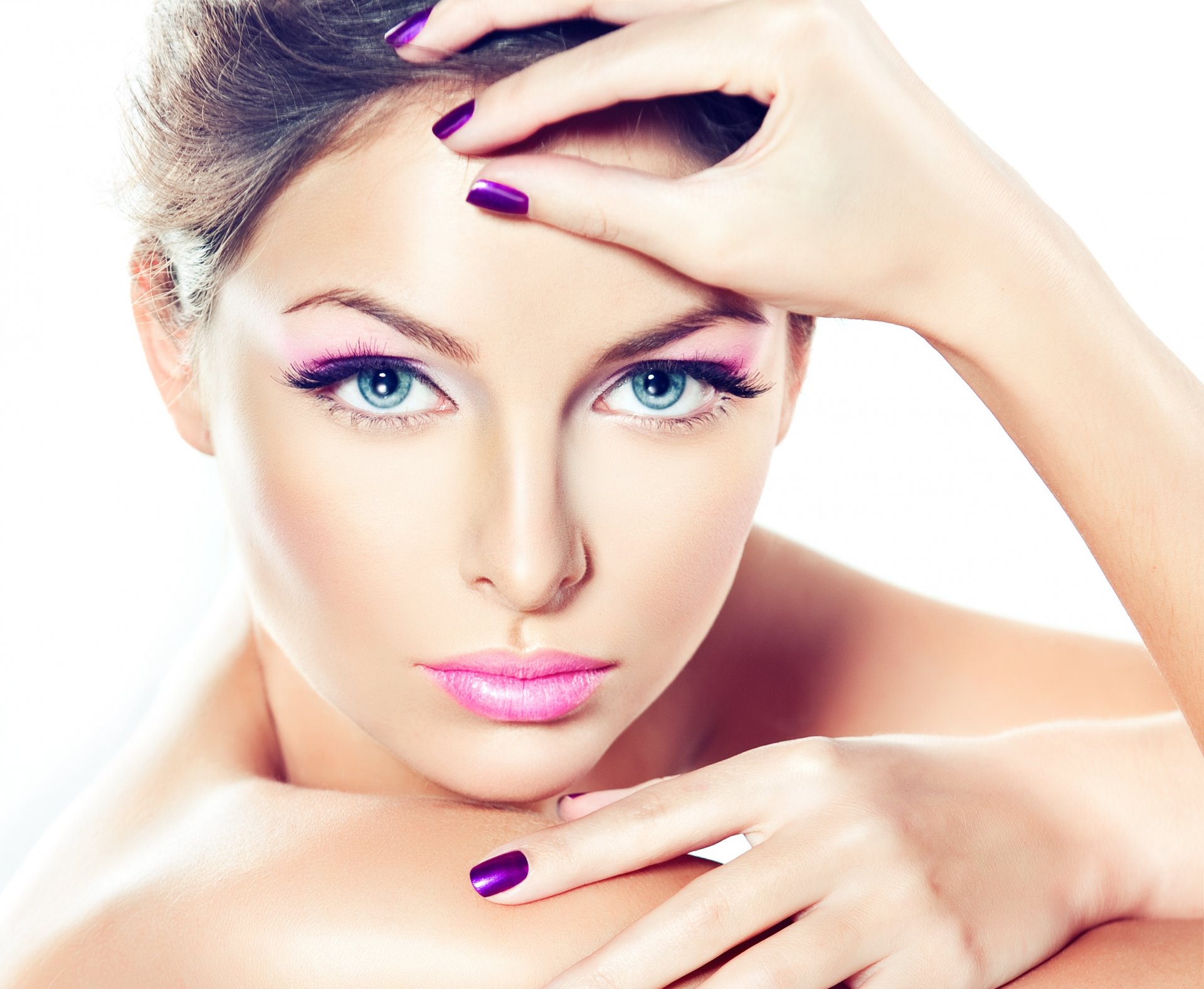 fille aux yeux bleus regard maquillage