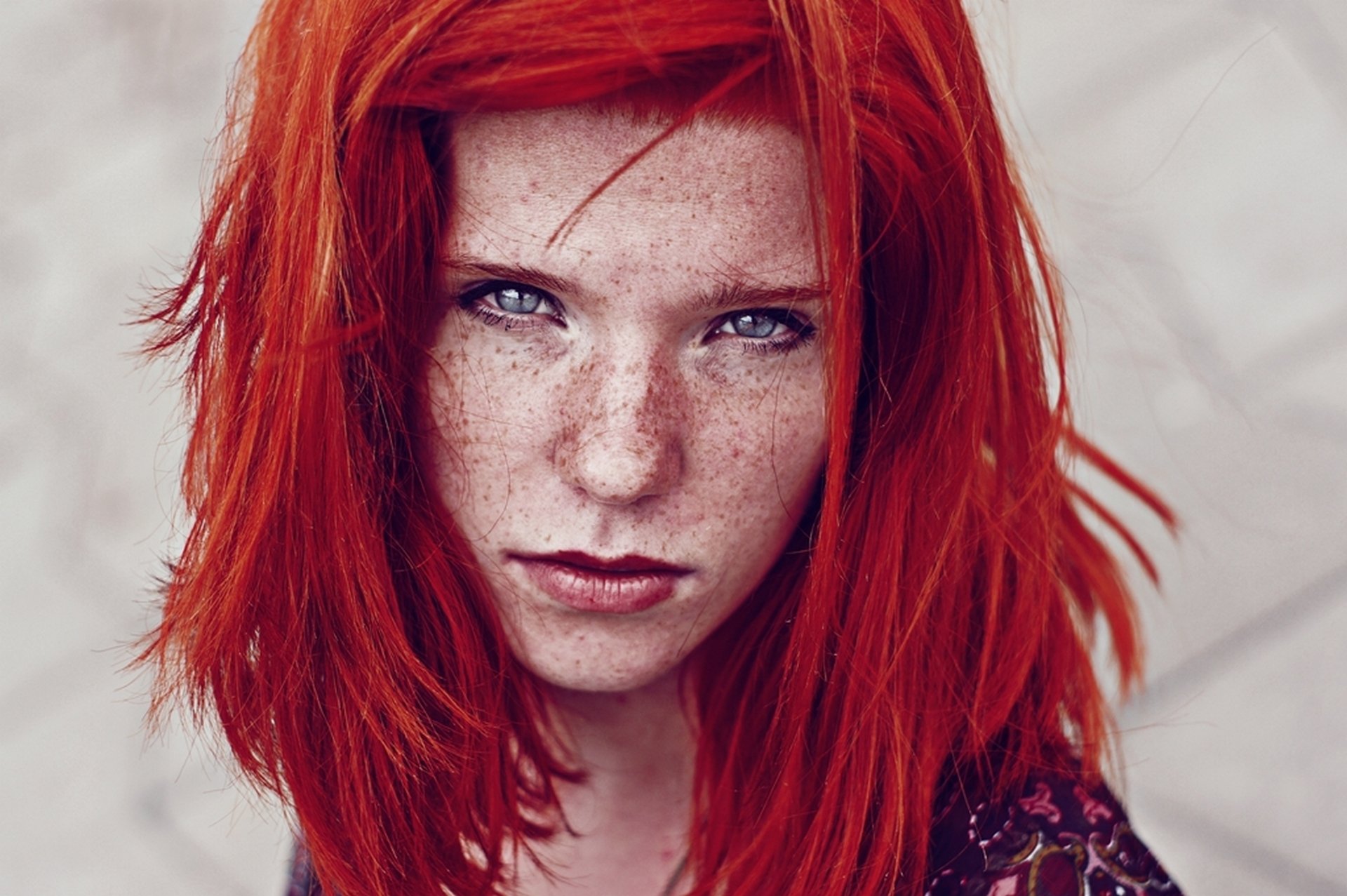 fille rousse visage taches de rousseur