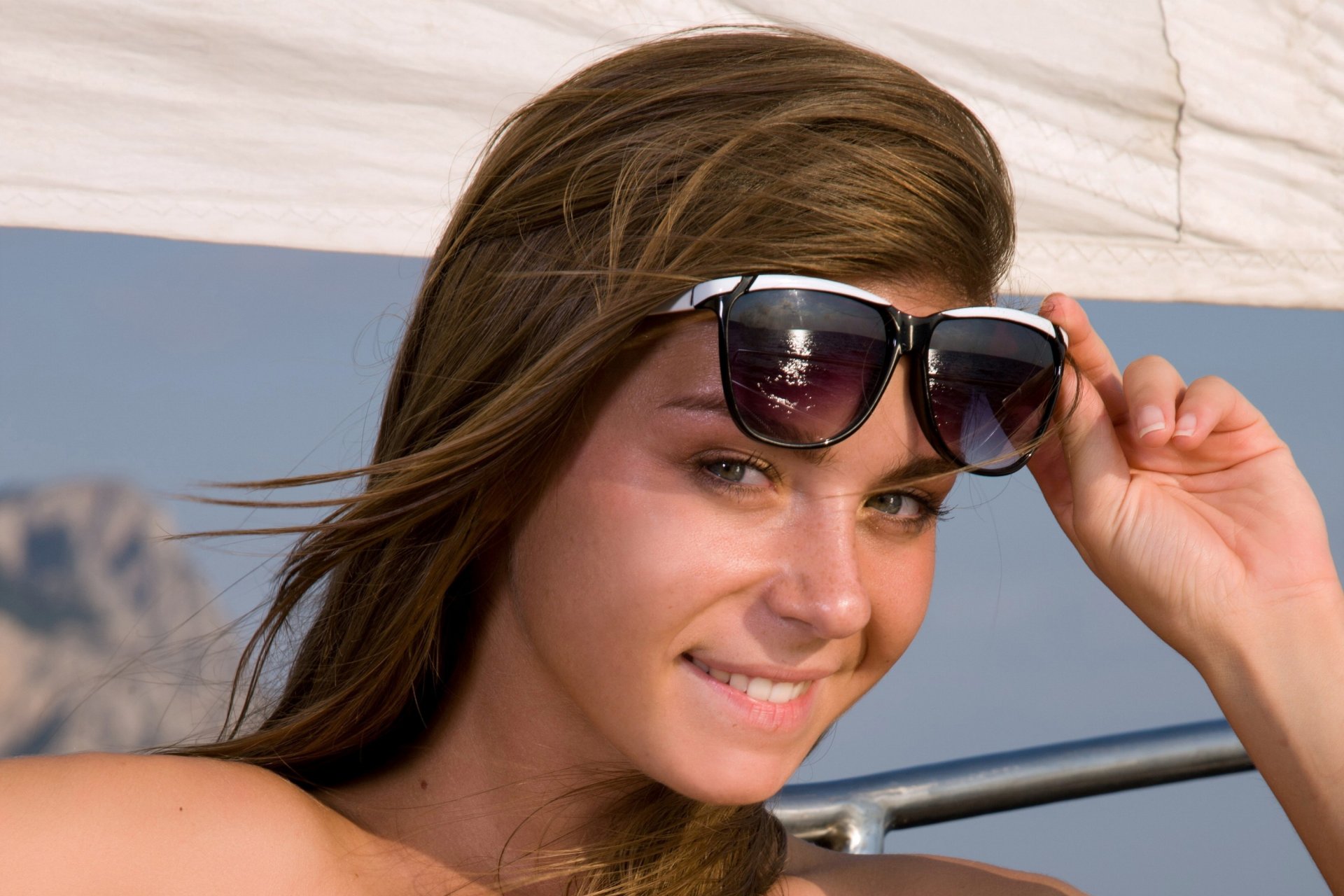 natalia e lily c raisa modèle sourire lunettes visage