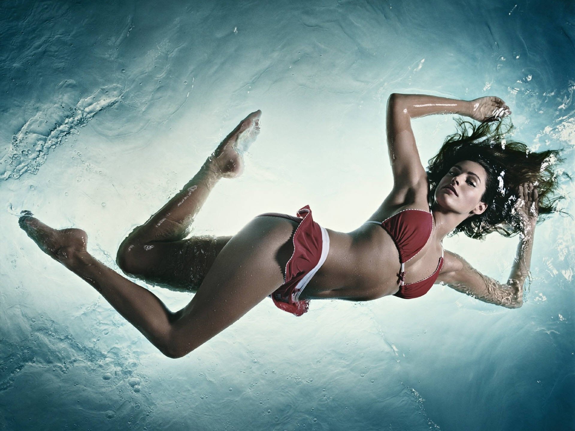 kelly brooke maillots de bain bikini sexy seins seins maigre britannique brunette curvy