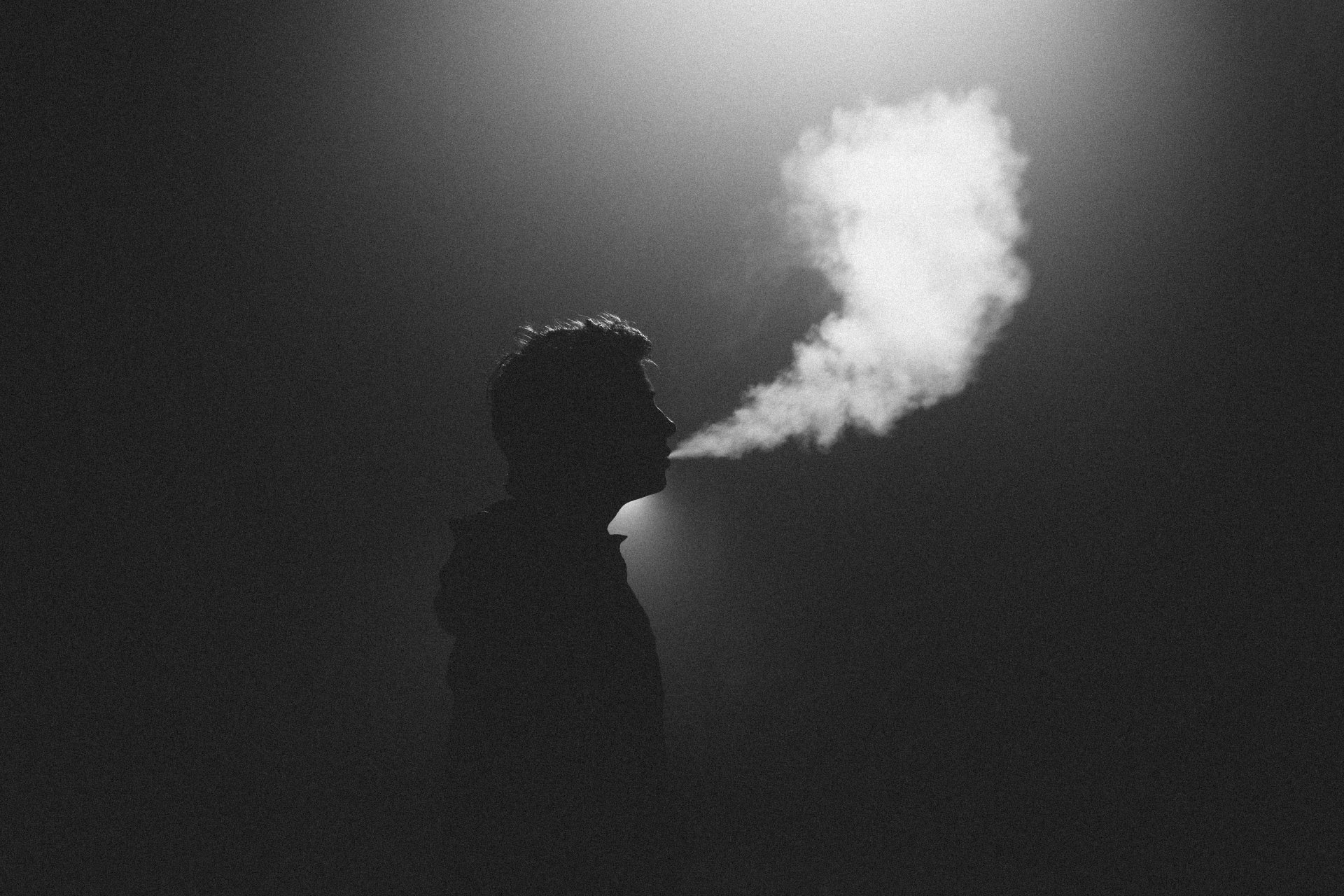 homme fumer silhouette lumière fumée