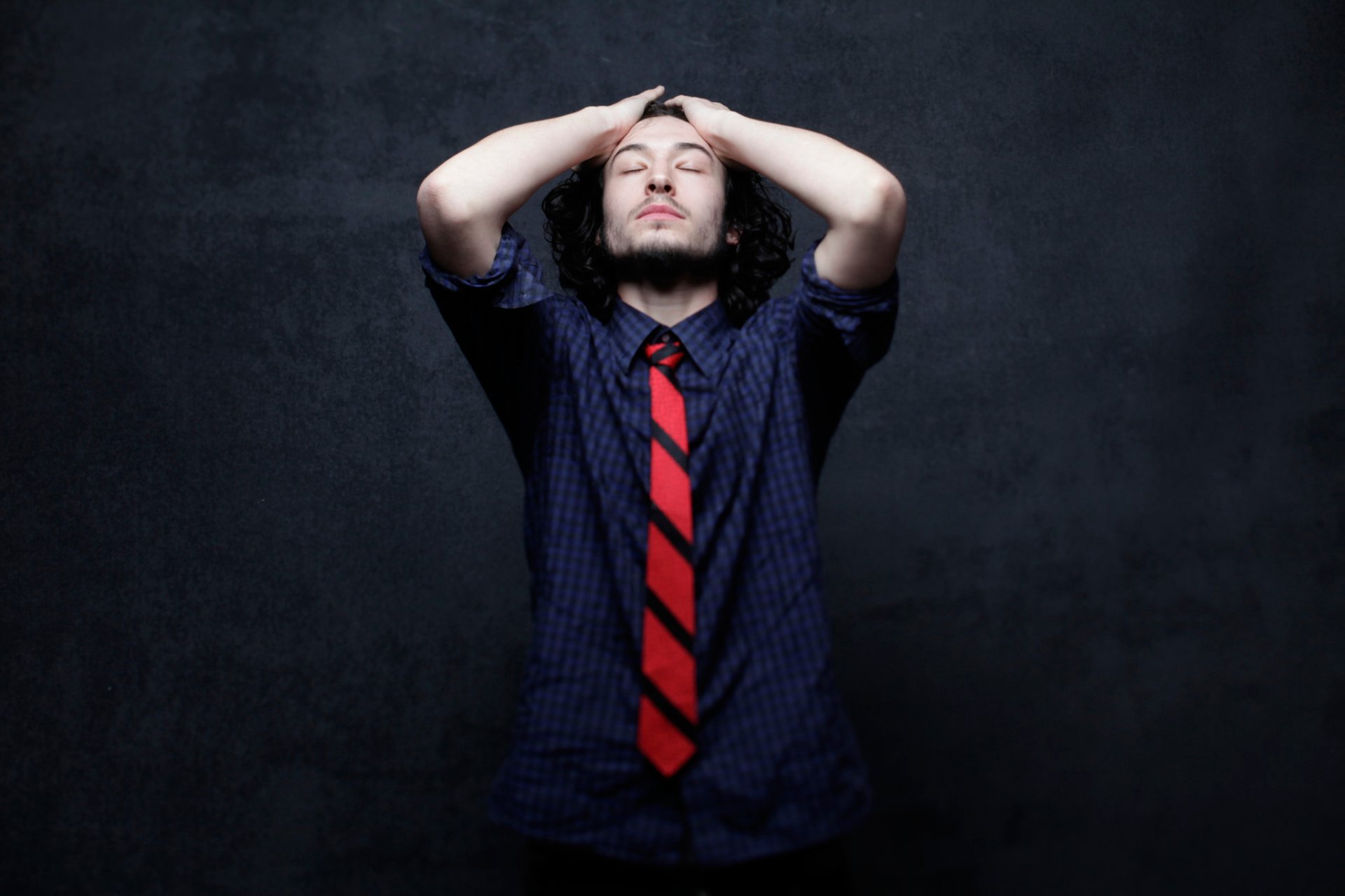 ezra miller séance photo pour le film expérience de la prison de stanford expérience de la prison de stanford sundance