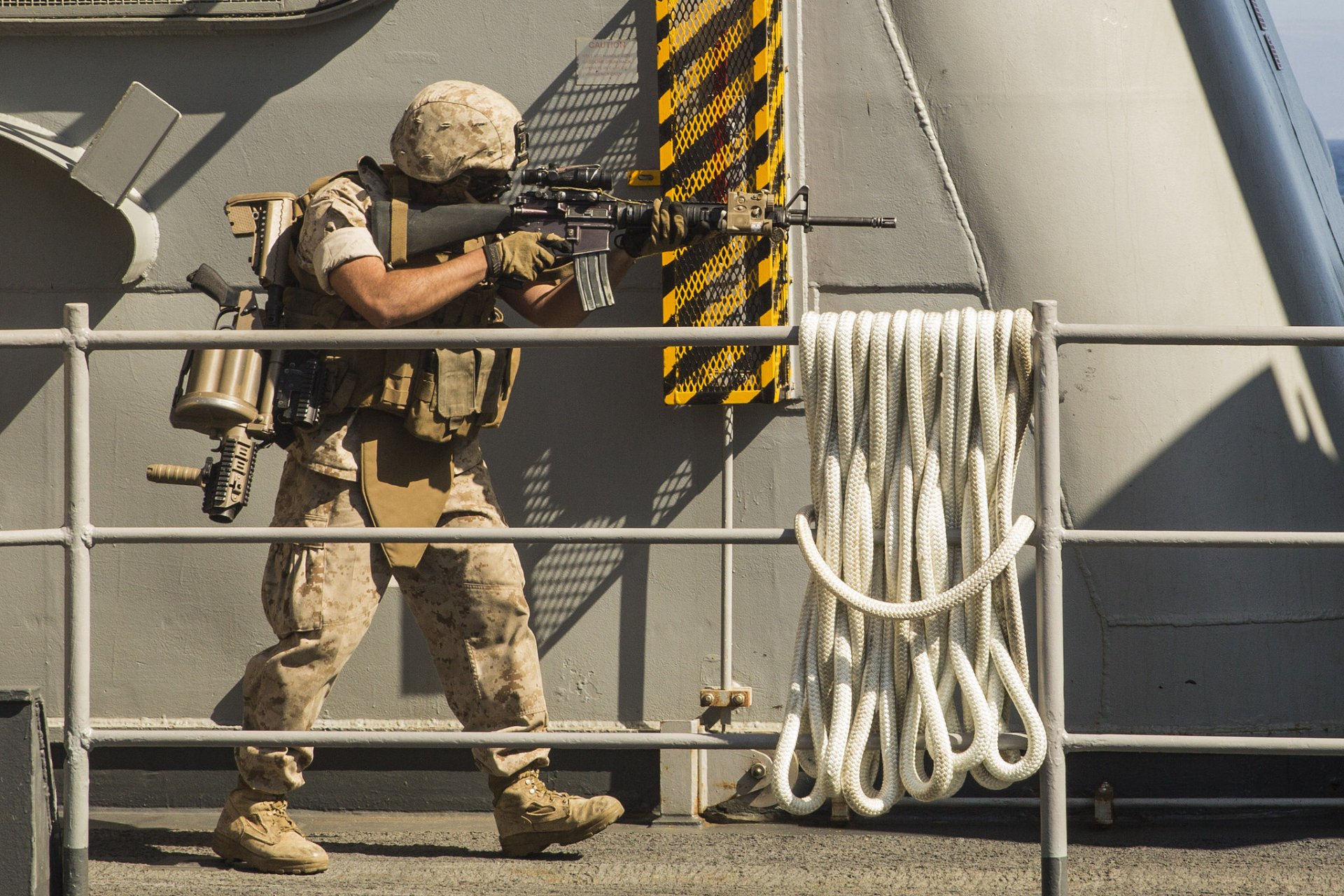 soldat homme équipement fusil d assaut mgl lance-grenades à main arme
