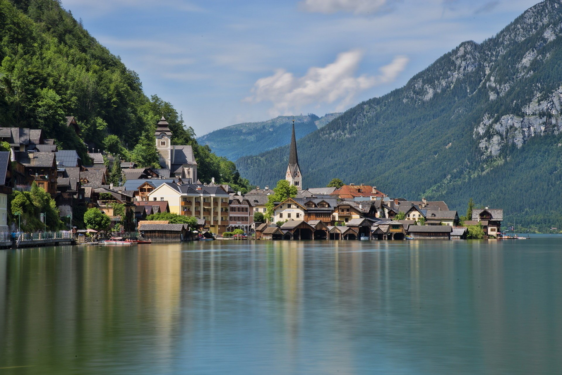 hallstatt lac hallstatt autriche ville maisons bâtiments lumières réflexion surface montagnes ciel