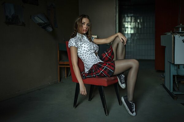 Fille en uniforme scolaire et des baskets