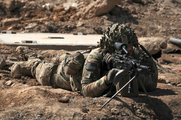Soldat sniper visant la cible