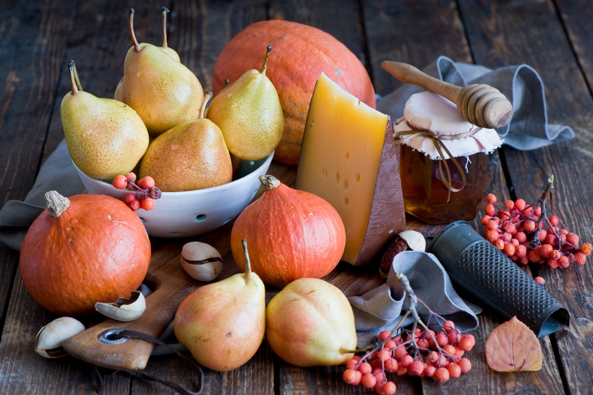 fruits baies légumes poires citrouille miel fromage nature morte