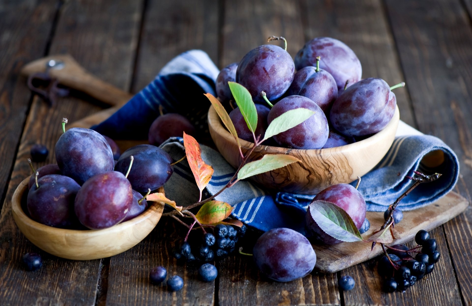 prunes fruits baies vaisselle planche serviette feuilles automne nature morte