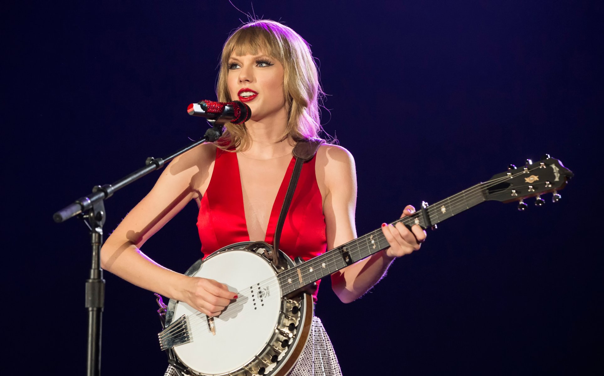 taylor swift concert micro banjo
