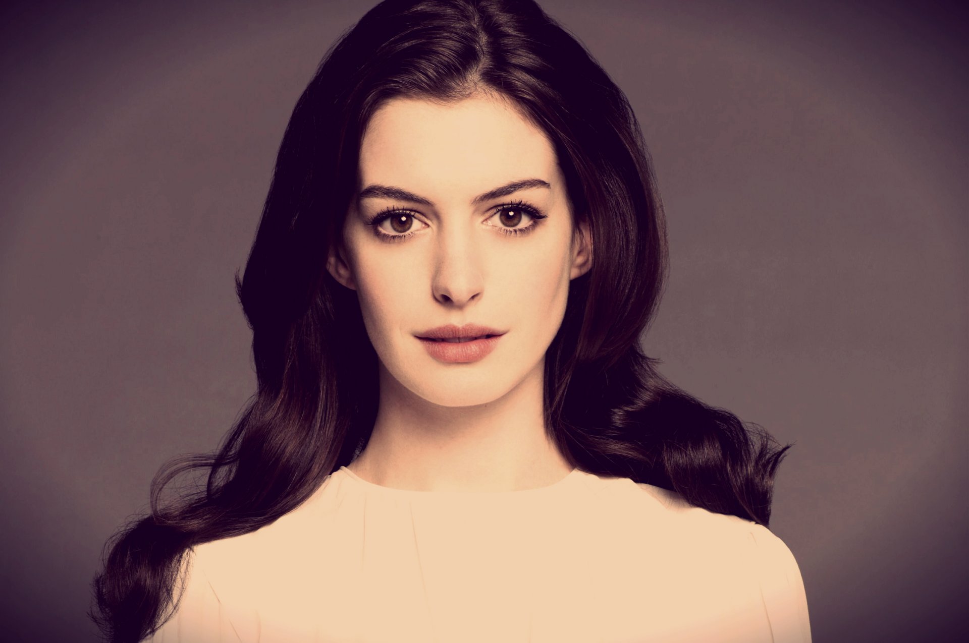 anne hathaway anne hathaway actrice visage cheveux coiffés regard