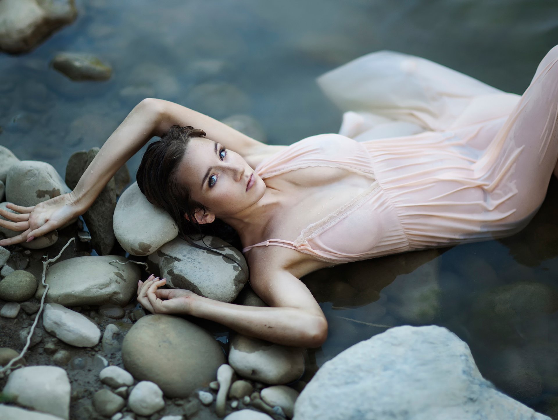 petite sirène fille mouillée dans l eau