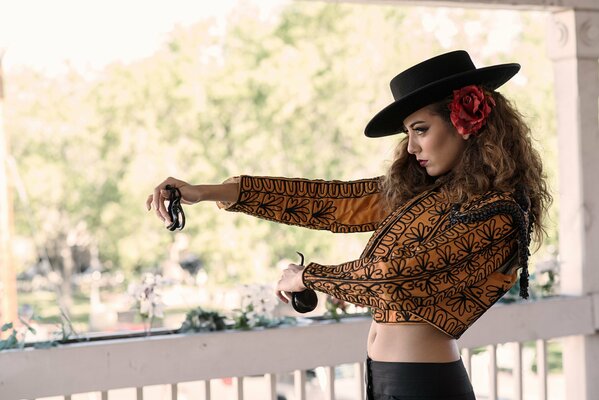 Fille élégante avec une fleur dans les cheveux danse