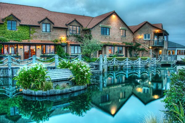 Vue fascinante des maisons près du réservoir