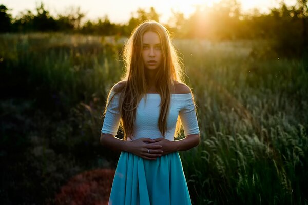 Fille dans la Prairie éclairée par les rayons du soleil