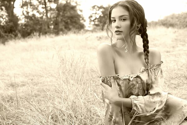 Photo noir et blanc d une jeune fille dans un champ