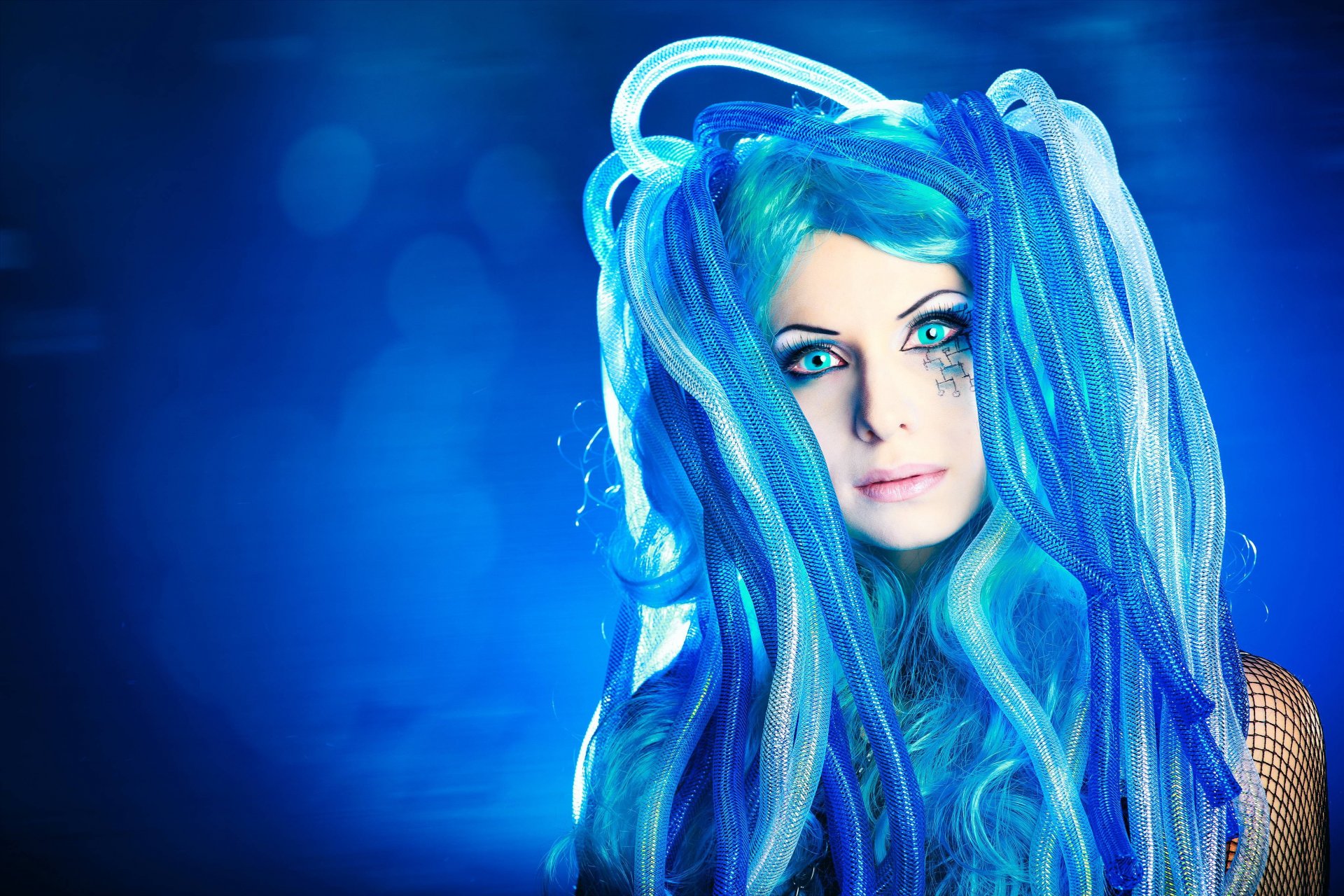 fille goth regard cheveux yeux bleu