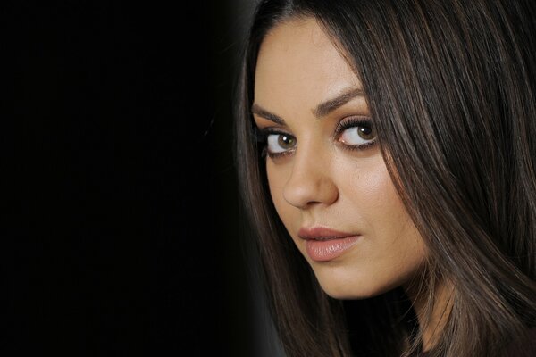 Mila Kunis face avec partreta