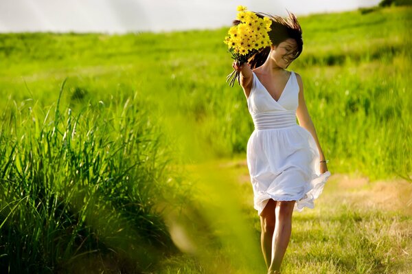 Fille souriante avec des fleurs jaunes