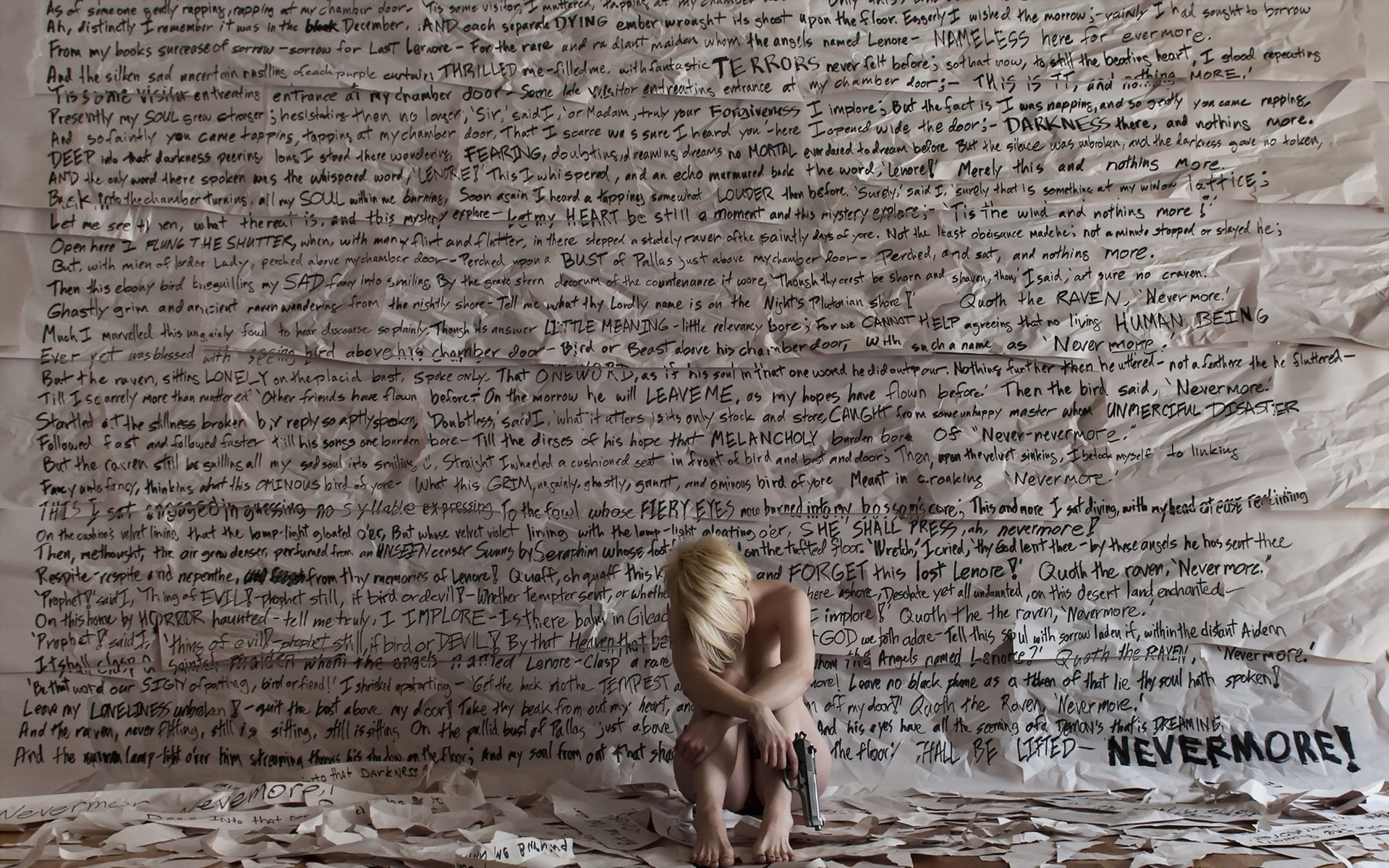 fille pistolet mur situation