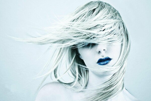 Blonde avec rouge à lèvres bleu