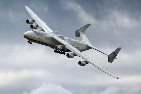 Avion cargo vole dans le ciel